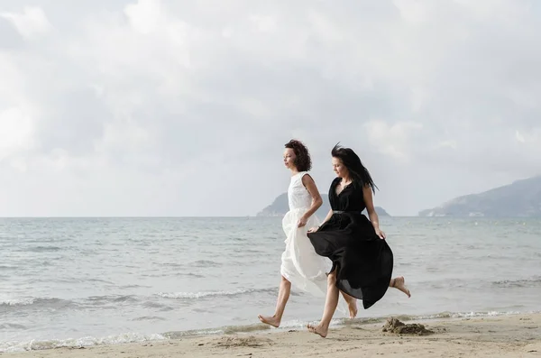 Schwestern tanzen am Sandstrand — Stockfoto