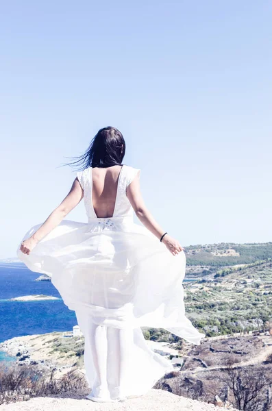 Chica viendo la naturaleza — Foto de Stock