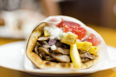 Yunan gyros souvlaki pide ahşap arka plan üzerinde
