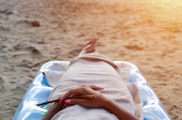 Donna Sdraiata Sulla Spiaggia Tramonto Coperta Asciugamano — Foto Stock