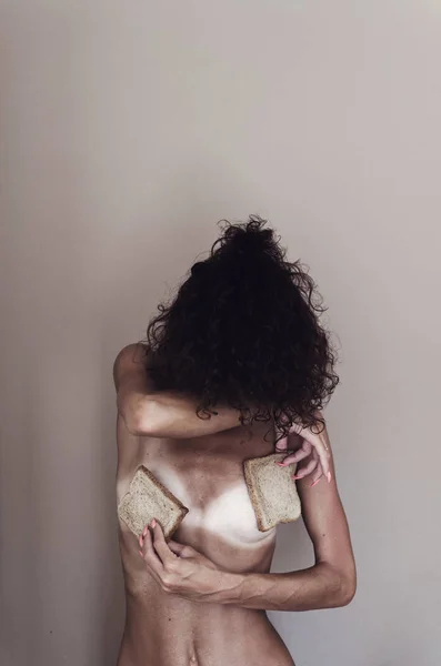 Magersüchtige Frau zeigt ihren schlanken, ungesunden Körper — Stockfoto