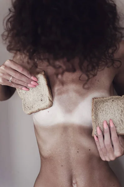Anorexiás nő karcsú egészségtelen testét mutatja — Stock Fotó