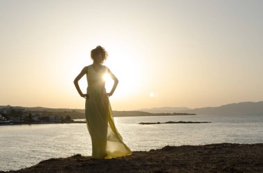 Gün batımı ışınları kadınla