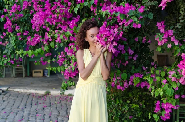Femeia care se ascunde în spatele florilor — Fotografie, imagine de stoc