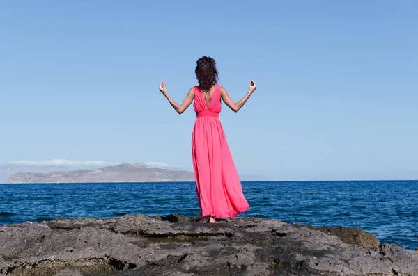 Mujer practicando yoga cerca del mar — Foto de Stock