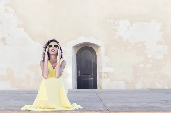화려한 드레스와 선글라스 — 스톡 사진