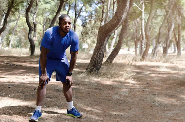 Spor sonrası duraklatma yakışıklı sporcu siyah adam — Stok fotoğraf