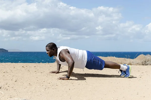 Černý muž dělá push up — Stock fotografie