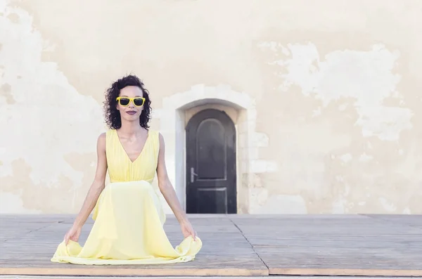 Mujer feliz en el escenario al aire libre — Foto de Stock