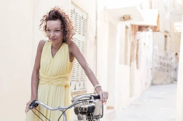 Mujer tímida con su bicicleta — Foto de Stock