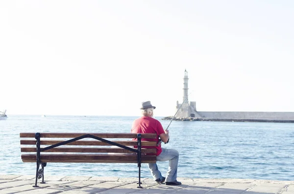 Παλιά Ηλικίας Ψαράς Κάθεται Στον Πάγκο Και Απολαμβάνοντας Χόμπι Του — Φωτογραφία Αρχείου