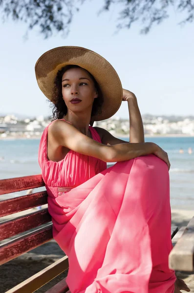 Mulher elegante sentado no mar — Fotografia de Stock