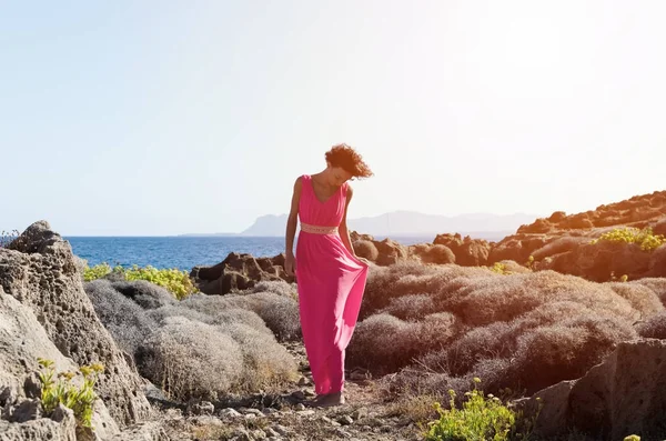 Donna che cammina a piedi nudi in abito elegante — Foto Stock