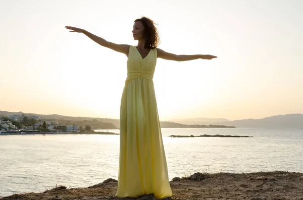 Mujer manteniendo el equilibrio sobre el mar — Foto de Stock