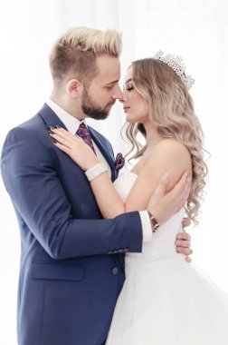 Gelin ve damat öpüşüyor.