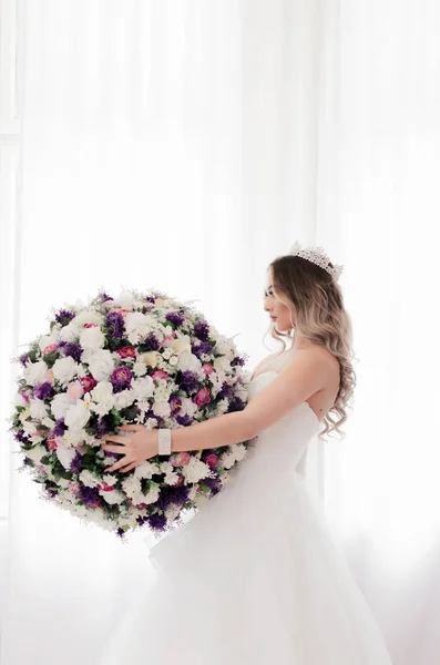 Невеста с большим букетом — стоковое фото