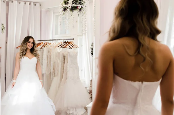 Mariée heureuse se regardant dans le miroir — Photo