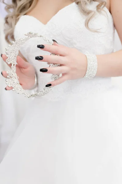 Mariée avec couronne dans les mains — Photo