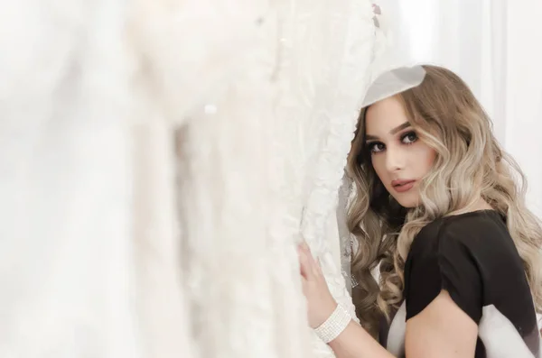 Девушка выбрать свадебное платье — стоковое фото