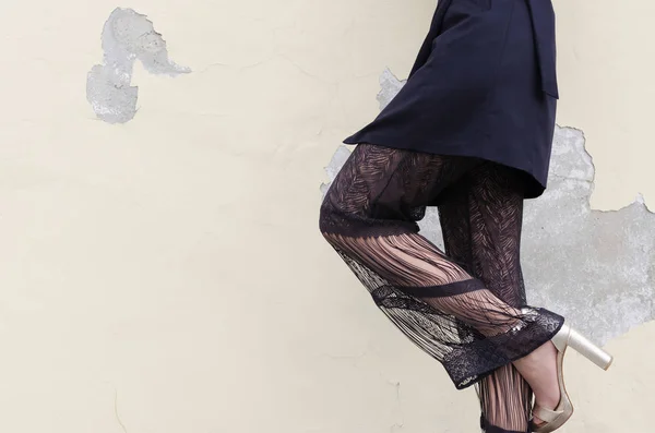 Mujer sexy en pantalones negros transparentes — Foto de Stock