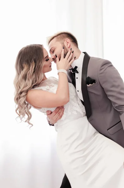 Bröllopsparet kyss — Stockfoto