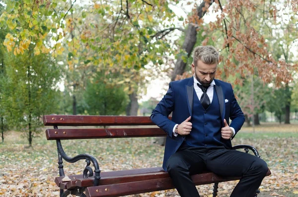 Empresario lleva una chaqueta afuera — Foto de Stock