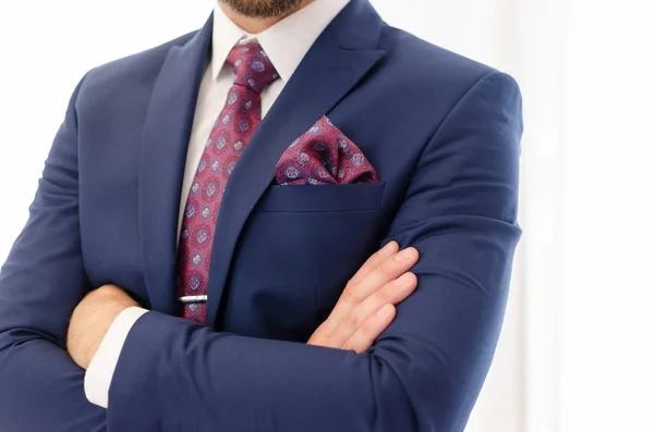 Suited businessman with crossed hands — Stock Photo, Image
