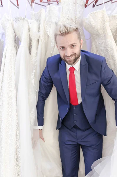 Uomo che sceglie abito da sposa per la moglie — Foto Stock