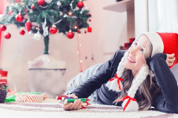 Feliz niña en traje de Santa Claus pensando en la Navidad —  Fotos de Stock