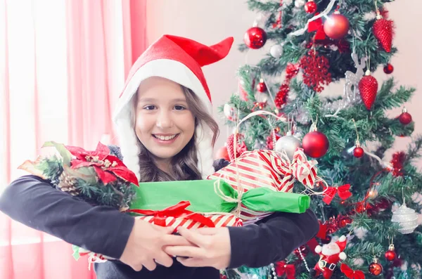 Fille avec des cadeaux de Noël — Photo