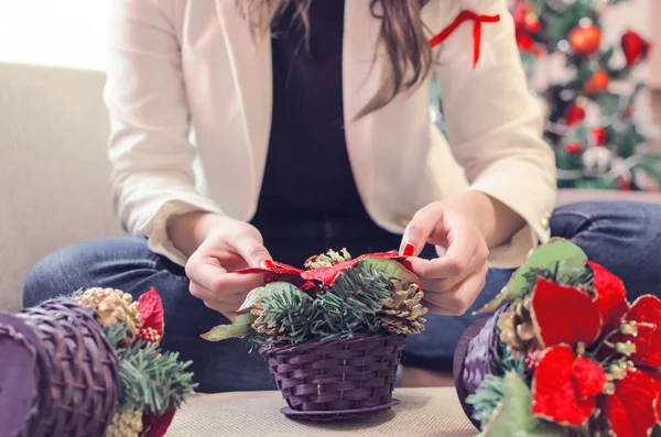 Vrouw versieren een pot voor Kerstmis — Stockfoto