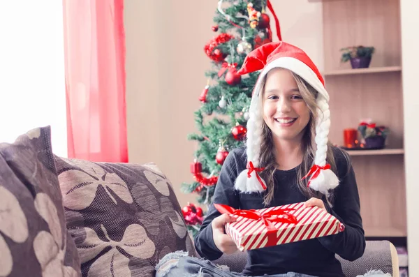 Fille avec cadeau assis sur le canapé — Photo