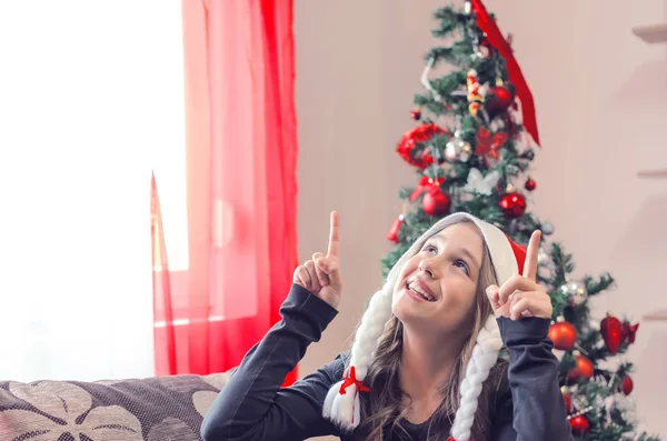 Nastolatek siedzi w domu w kostium Boże Narodzenie — Zdjęcie stockowe