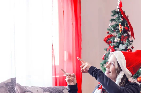 Adolescente se sienta en casa en un traje de Navidad —  Fotos de Stock