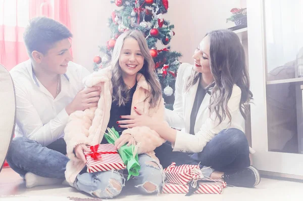Mutlu genç aile Noel Kutlamaları