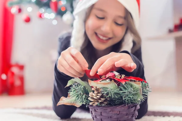 Fille tenant un décor d'arbre de Noël . — Photo