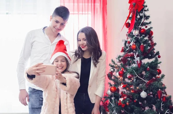 Счастливая молодая семья празднует Рождество — стоковое фото