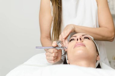 Yüz Cilt Bakımı. Güzel closeup kadın alma yüz oksijen Peeling, kozmetik Merkezi. 