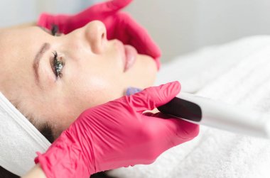 İğne Mezoterapi ile dermapen. Microneedle Mezo terapi, tedavi erkek güzellik spa Salonu.