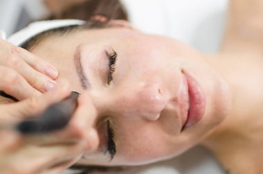 Mezoterapi iğneler ameliyat beautique spa Center'da kadın yüzü olmadan. 