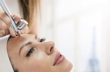 Güzel ve inanılmaz çekici Bayan güzellik spa salonları tedavisinde yüz yapıyor. Oksijen dermapen tedavisi.