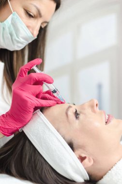 Genç güzel güzellik salonlarında kadın alıcı tedavileri. 