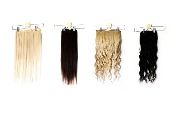 Extensiones Naturales Cabello Humano Colgadas Una Pared Blanca Salón Belleza —  Fotos de Stock