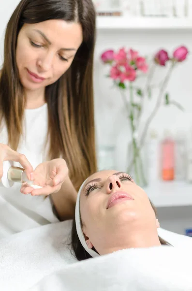 Όμορφη Κυρία Cosmetologist Εφαρμογή Βιταμίνη Bio Κρέμα Στο Πρόσωπο Γυναίκας — Φωτογραφία Αρχείου