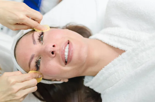 Hände Des Dermatologen Entfernen Peeling Und Peeling Aus Behandlungen Weiblichen — Stockfoto