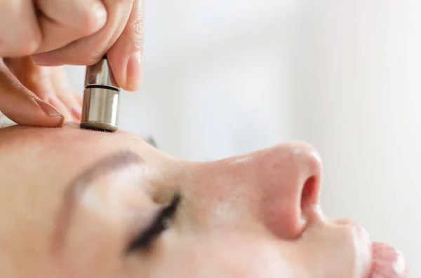 Hardware Cosmetologie Closeup Portret Van Vrouwelijke Gezicht Met Gesloten Ogen — Stockfoto