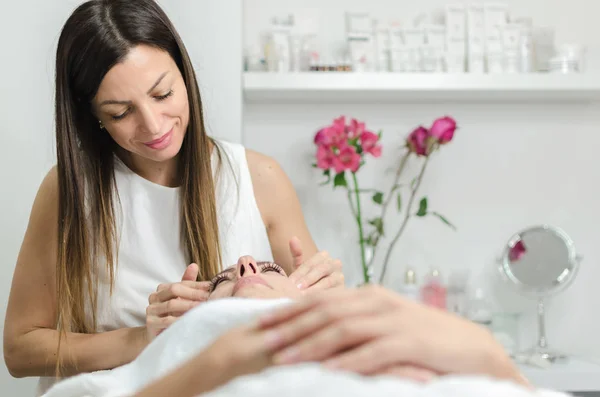 Massagista Satisfeito Feminino Recebendo Massagem Cabeça Salão Beleza Spa Momento — Fotografia de Stock