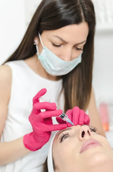 Kosmetische Behandlung Nahaufnahme Kosmetikerin Hände Tun Gesichtshaut Lifting Injektion Gesicht — Stockfoto