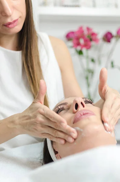 Masaje Facial Cuidado Piel Cuerpo Del Spa Primer Plano Joven — Foto de Stock