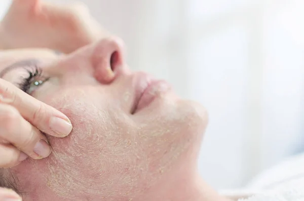 Cáscaras Faciales Salón Spa Belleza Mascarilla Con Exfoliante Para Rejuvenecimiento — Foto de Stock